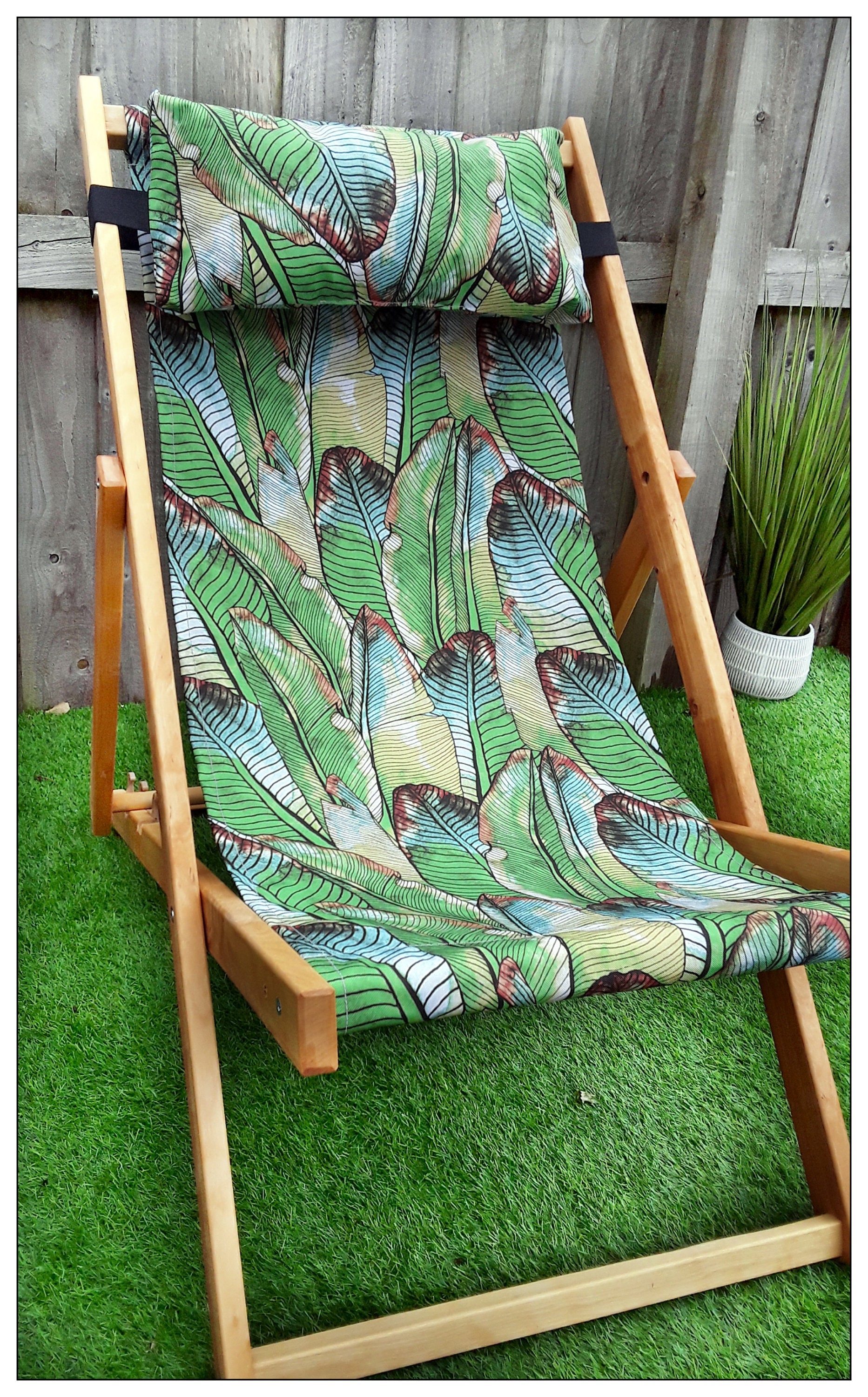  Banana Beach Chair with Simple Decor