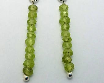 Pendientes minimalistas de peridoto: chapados en oro de 14 quilates y plata.