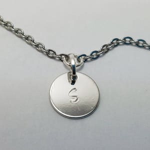 Personalisierte Scheibe Halskette, Silber, Initiale Halskette, Namenskette, handgestempelter Schmuck, Monogramm Halskette