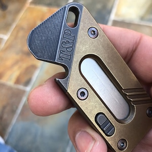 El cuchillo utilitario y compañero de herramientas de titanio AVIS-PRY, hoja utilitaria EDC en color ceniza oscuro con cara de latón con pátina de aspecto antiguo