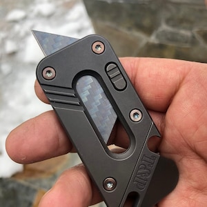 El cuchillo utilitario y compañero de herramientas de titanio AVIS-PRY, hoja utilitaria EDC en acabado de fresno oscuro