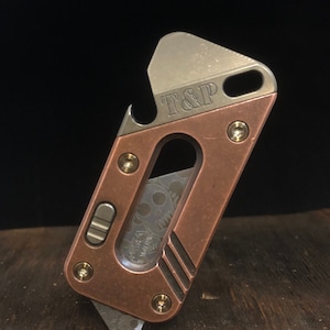 El compañero de herramientas de titanio AVIS-PRY con cara de cobre con pátina antigua y cuerpo anodizado en bronce