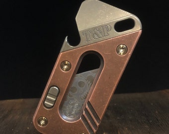 El compañero de herramientas de titanio AVIS-PRY con cara de cobre con pátina antigua y cuerpo anodizado en bronce