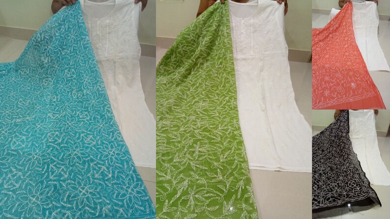 Op de afbeelding: Vier witte katoenen tunieken met bijpassende dupatta-sjaals in turquoise, groen, koraal en zwart. De dupattas hebben een wit bloemenpatroon.