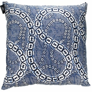Puede incluir: Almohada de color azul y blanco con un diseño geométrico. El patrón presenta una serie de círculos y flechas entrelazados.