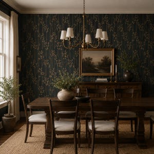 K&ouml;nnte beinhalten: Ein Esszimmer mit einem dunklen Holztisch und St&uuml;hlen, einem Sideboard und einem Kronleuchter. Die W&auml;nde sind mit dunkler Tapete mit einem goldenen Blumenmuster bedeckt. Ein Landschaftsgem&auml;lde h&auml;ngt an der Wand &uuml;ber dem Sideboard.