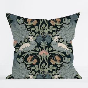 Puede incluir: Una almohada decorativa con un fondo verde oscuro que presenta un patrón repetitivo de pavos reales estilizados con plumas azules y blancas y motivos florales.