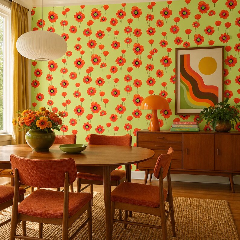 Puede incluir: Un comedor con una mesa redonda de madera y sillas naranjas. La habitaci&oacute;n presenta un papel pintado floral con flores rojas sobre un fondo verde. Tambi&eacute;n se ven un mueble de madera, una obra de arte enmarcada y una l&aacute;mpara naranja.