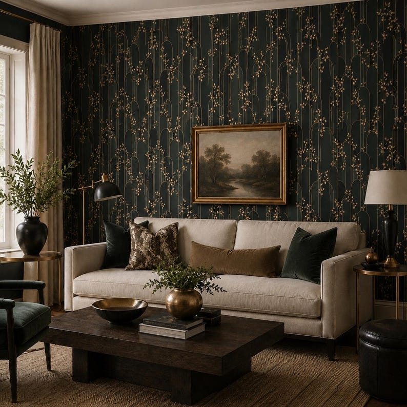 K&ouml;nnte beinhalten: Ein Wohnzimmer mit einem cremefarbenen Sofa, dunkelgr&uuml;nen Kissen und einem Couchtisch aus dunklem Holz. Die W&auml;nde sind mit dunkelgr&uuml;ner Tapete mit einem goldenen Blumenmuster bedeckt. Ein gerahmtes Landschaftsgem&auml;lde h&auml;ngt &uuml;ber dem Sofa.