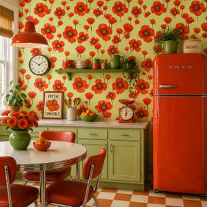 Puede incluir: Una cocina de estilo retro con un refrigerador SMEG rojo, una mesa redonda con sillas naranjas y gabinetes verdes. Las paredes est&aacute;n cubiertas con un papel tapiz de amapolas. Tambi&eacute;n se ven un reloj, una balanza y un letrero que dice "Fresh Tomatoes".
