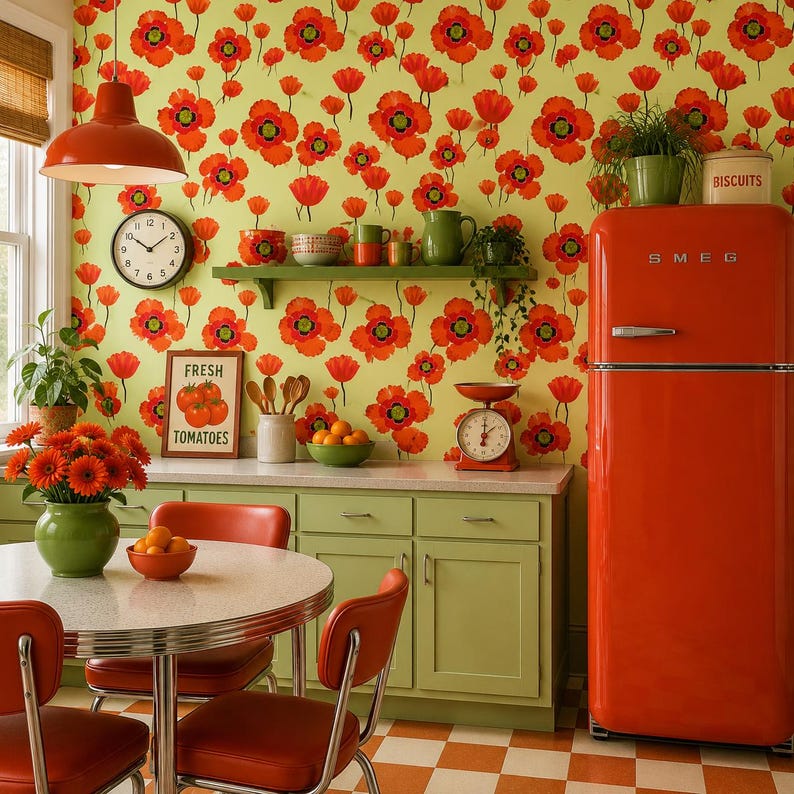 Puede incluir: Una cocina de estilo retro con un refrigerador SMEG rojo, una mesa redonda con sillas naranjas y gabinetes verdes. Las paredes est&aacute;n cubiertas con un papel tapiz de amapolas. Tambi&eacute;n se ven un reloj, una balanza y un letrero que dice "Fresh Tomatoes".
