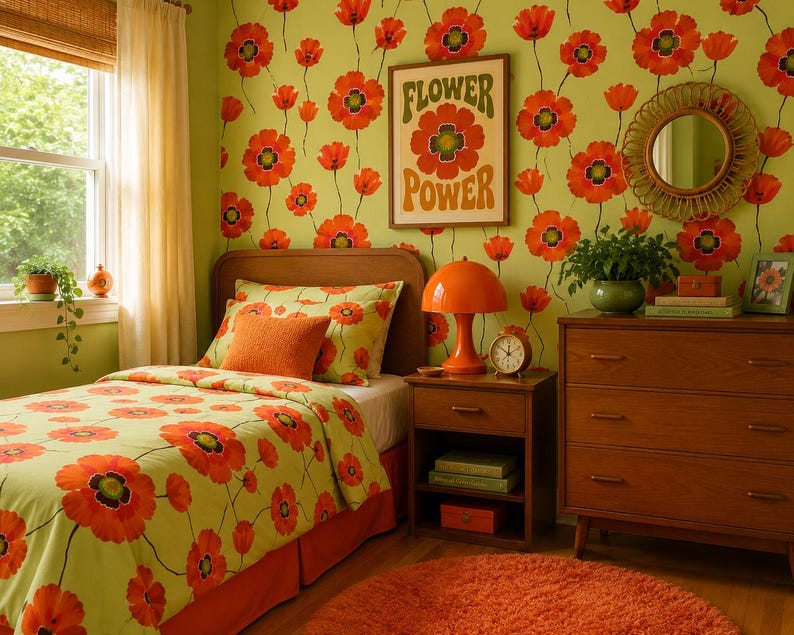 Puede incluir: Un dormitorio con un tema retro, con una cama con un edred&oacute;n floral y detalles en naranja. Las paredes est&aacute;n decoradas con un patr&oacute;n de flores de amapola y un p&oacute;ster de "Flower Power". Una l&aacute;mpara y una alfombra naranja completan la est&eacute;tica vintage.