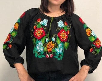 花の刺繍が施された黒いヴィシヴァンカ、手刺繍のブラウス、女性用ウクライナのライトシャツ
