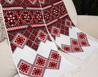 Handgeborduurde ceremoniële handdoek met borduursel in kruissteek. Oekraïense traditionele bruiloft rushnyk