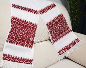 Set van 2 traditionele Oekraïense rode rushnyk in rustieke stijl. Handgemaakte geborduurde handdoeken voor bruiloften