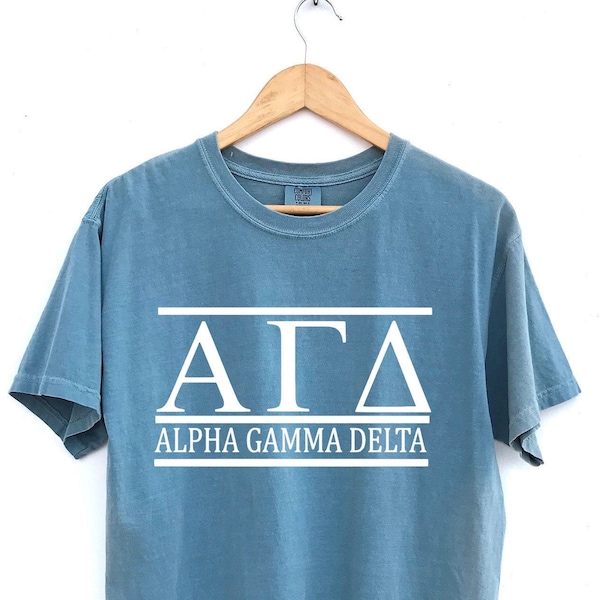 Alpha Gamma Delta // Lettres grecques Chemise sororité // Couleurs confort // Plus de couleurs disponibles!