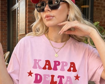 Maglietta Kappa Delta con stelle rosa e rosse // Maglietta grafica della confraternita // Maglietta KD Comfort Colors // Maglietta retrò della confraternita // Regalo per una ragazza della confraternita