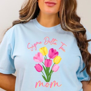 Camiseta Tulipán de SDT para Mamás // Camiseta de Mamá de Hermandad // Camiseta Sigma Delta Tau // Camiseta Comfort Colors // Camiseta de Mamá de Hermandad