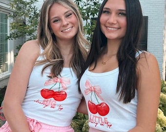 Big Little-shirts met een kers op de taart // Big Little Reveal-shirts van studentenverenigingen // Bijpassende shirts van Big Little Sorority