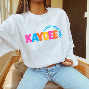 Kappa Delta Sweatshirt - Bunte Buchstaben Rundhalsausschnitt, Schwesternschaft Sweatshirt