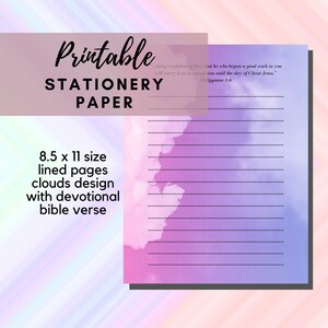 MEJOR VALOR 1 Papel de papelería imprimible con versículo bíblico: descarga instantánea de escritura devocional, meditación diaria, hermoso fondo de nubes