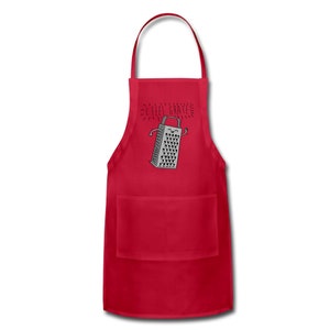Pu&ograve; includere: Grembiule da cucina rosso con una tasca e una grafica bianca di una grattugia con un viso e il testo "I feel grate".