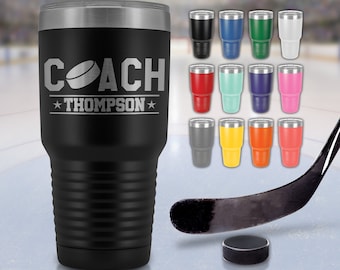 Tazza tumbler personalizzata per allenatore di hockey - Regalo personalizzato per allenatore di hockey per allenatore di hockey - Tazza da viaggio personalizzata per allenatore di hockey con nome dell'allenatore