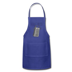 Pu&ograve; includere: Un grembiule da cucina blu con una tasca presenta un'illustrazione di un grattugia con un viso sorridente e il testo "I feel grate".