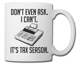 Puede incluir: Taza de cerámica blanca con texto negro que dice "Ni siquiera preguntes. No puedo. Es la temporada de impuestos." y una ilustración en blanco y negro de una máquina de sumar vintage.