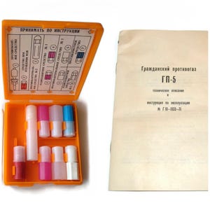 Set di 2 pezzi Kit di pronto soccorso sovietico NBC AI-2 Valigetta medica Protezione personale + Maschera antigas GP5 Manuale di istruzioni Cosplay Chernobyl Tarkov Stalker Metro
