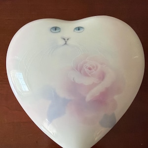 Otagiri Japan Heart Shaped White Porcelain Music Trinket Box Blue Eyes Cat Rose Pattern