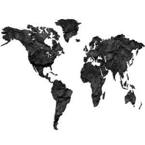 Op de afbeelding: Een zwart-wit wereldkaart met een getextureerde, steenachtige uitstraling. De continenten zijn afgebeeld in een donkergrijze tint tegen een witte achtergrond. De kaart is een gestileerde weergave van de landmassa's van de aarde.