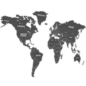 Op de afbeelding: Een zwart-wit wereldkaart met duidelijk aangegeven landnamen. De continenten zijn donkergrijs, de oceanen wit. De kaart is een platte projectie, ideaal voor educatieve of decoratieve doeleinden.
