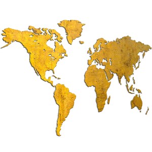 Op de afbeelding: Een goudkleurige wereldkaart met een textuuroppervlak, tegen een witte achtergrond. De continenten zijn duidelijk gedefinieerd en tonen Noord- en Zuid-Amerika, Europa, Afrika, Azië en Australië. De kaart is een decoratief stuk.