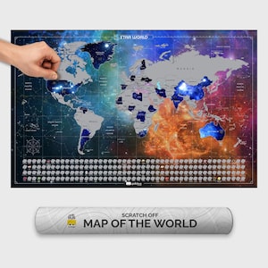 Può includere: Una mappa del mondo da grattare con sfondo cosmico, intitolata "STAR WORLD". La mappa presenta una rappresentazione dettagliata dei continenti e dei paesi. In basso, una mappa arrotolata con la scritta "SCRATCH OFF MAP OF THE WORLD".