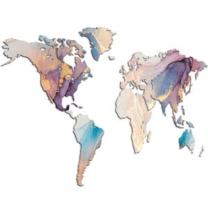 Op de afbeelding: Een decoratieve wereldkaart met een aquarelontwerp. De continenten zijn weergegeven in tinten blauw, paars, goud en beige, met een marmer effect. De achtergrond is wit.