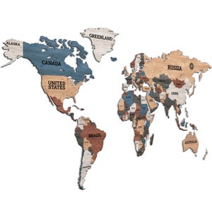 Op de afbeelding: Een houten wereldkaart met landen in zwarte letters. De kaart is gemaakt van verschillende houttinten en kleuren, waaronder blauw, bruin en beige. De continenten zijn uitgesneden en iets verhoogd.