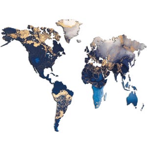 Op de afbeelding: Een abstracte wereldkaart in marineblauw en goud. De continenten zijn afgebeeld met een textuur, met gouden details die bepaalde gebieden benadrukken. De kaart staat tegen een witte achtergrond, wat een moderne uitstraling creëert.