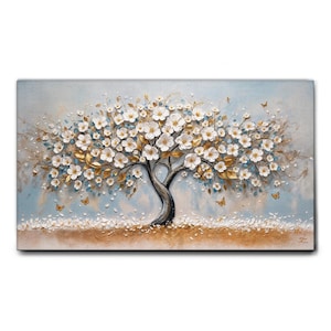 Può includere: Dipinto strutturato di un albero con fiori bianchi e foglie color oro. Il tronco dell'albero è grigio scuro, su uno sfondo azzurro con farfalle e petali bianchi sparsi. L'opera d'arte ha un effetto tridimensionale.