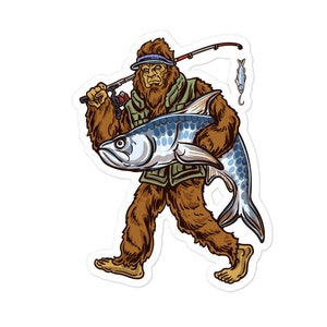 Pode incluir: Uma ilustra&ccedil;&atilde;o de desenho animado de um P&eacute; Grande segurando um peixe grande. Ele est&aacute; vestindo um colete de pesca e um chap&eacute;u. Ele est&aacute; segurando uma vara de pesca na outra m&atilde;o.