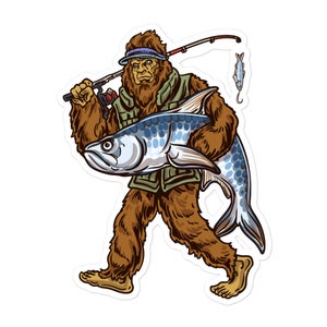 Pode incluir: Uma ilustra&ccedil;&atilde;o de desenho animado de um P&eacute; Grande usando um chap&eacute;u de pesca e segurando um peixe grande. O P&eacute; Grande &eacute; marrom e usa um colete de pesca verde. O peixe &eacute; azul e prateado com a barriga branca.