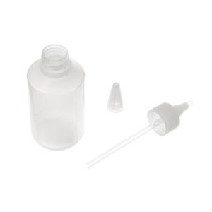 Puede incluir: Una botella de pl&aacute;stico transparente con tap&oacute;n de rosca, boquilla separada y tubo largo y fino. La botella es cil&iacute;ndrica con una abertura ancha. La boquilla tiene forma de cono. El tap&oacute;n tiene un pico peque&ntilde;o.
