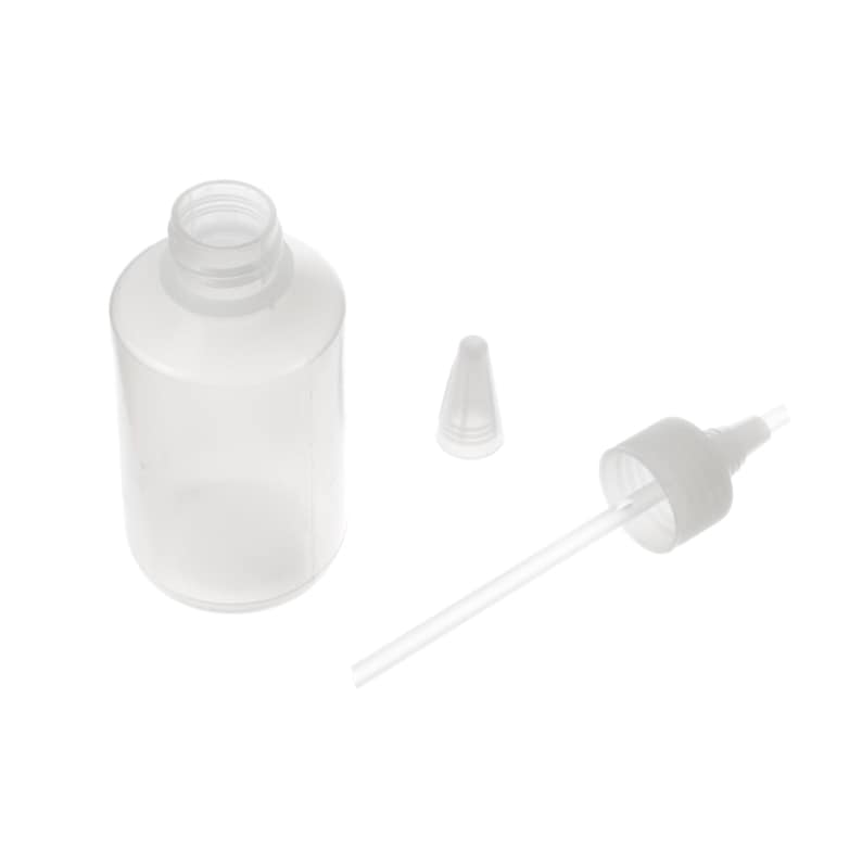 Puede incluir: Una botella de pl&aacute;stico transparente con tap&oacute;n de rosca, boquilla separada y tubo largo y fino. La botella es cil&iacute;ndrica con una abertura ancha. La boquilla tiene forma de cono. El tap&oacute;n tiene un pico peque&ntilde;o.