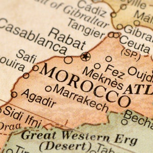 Puede incluir: Un mapa vintage de Marruecos con el nombre del pa&iacute;s resaltado en negro. El mapa muestra las principales ciudades, incluyendo Casablanca, Rabat, Marrakech, Mekn&egrave;s y Fez.