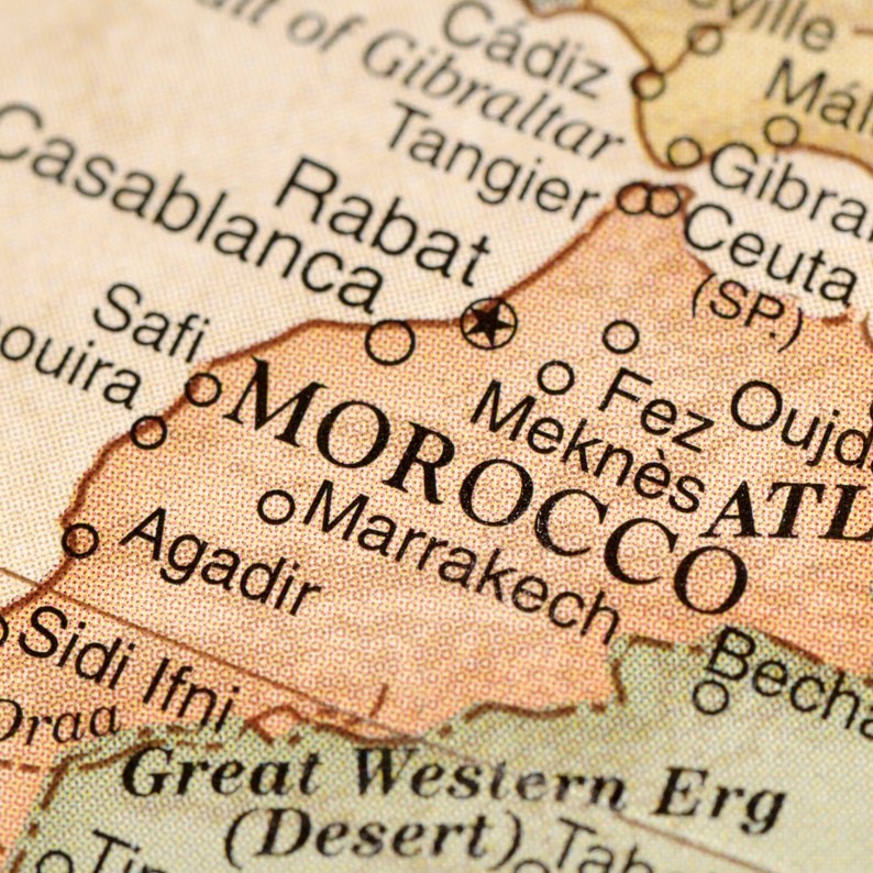 Puede incluir: Un mapa vintage de Marruecos con el nombre del pa&iacute;s resaltado en negro. El mapa muestra las principales ciudades, incluyendo Casablanca, Rabat, Marrakech, Mekn&egrave;s y Fez.