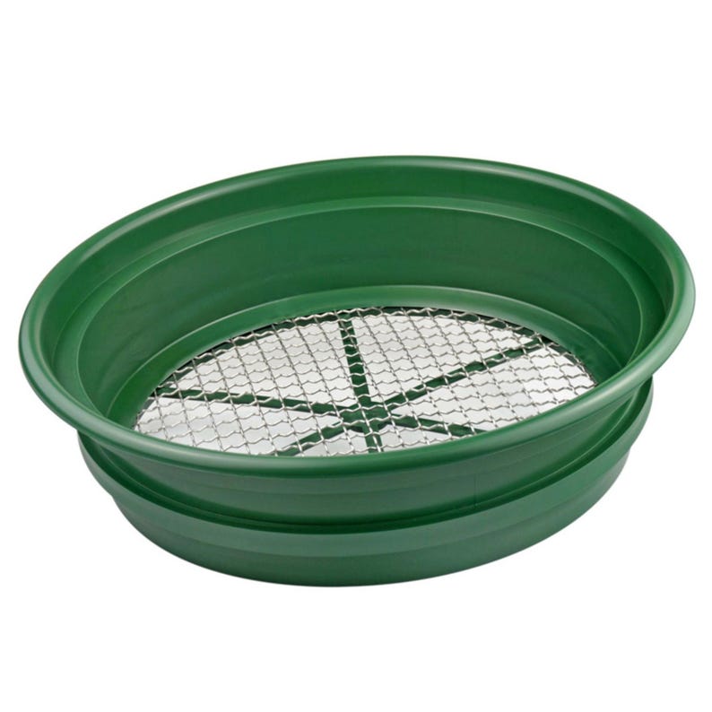 Puede incluir: Una batea de pl&aacute;stico verde oscuro con una malla de acero inoxidable. La batea tiene forma ovalada con un borde elevado y un fondo plano. La malla est&aacute; dise&ntilde;ada para separar el oro de otros materiales, con unos 25 cm de di&aacute;metro.