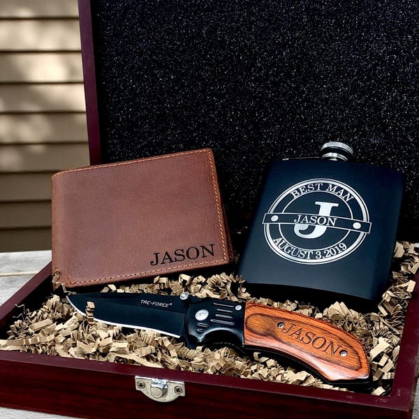 Set de regalo para padrinos de boda: petaca personalizada, cuchillo grabado y cartera de cuero. Regalo para él.