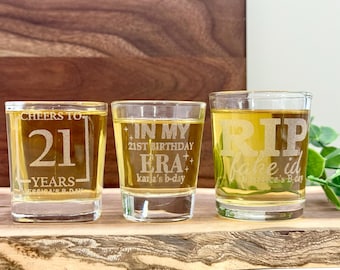 Vaso de chupito personalizado para 21 cumpleaños – Recuerdo de fiesta personalizado – Regalo grabado – Bebida divertida para cumpleaños – ¡Salud por los 21! – Regalos para ella
