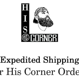 Peut inclure: Logo noir et blanc pour His Corner, une entreprise avec le slogan "His Corner". Le logo représente un homme barbu portant une casquette de baseball, et les lettres "H I S" sont empilées verticalement. Les lettres "H C" sont dans un cercle, et le mot "CORNER" est en dessous du cercle.