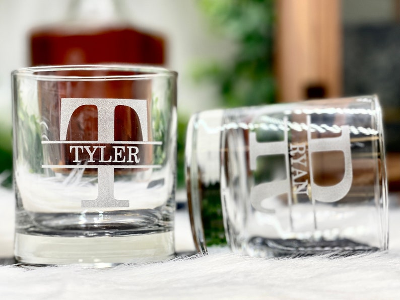 Personalized Whiskey Glasses for Groomsmen Proposal Gift Ideas Custom Glasses and Wedding Party Favor Gifts Bild 4